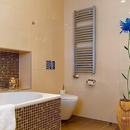Avance Hotel